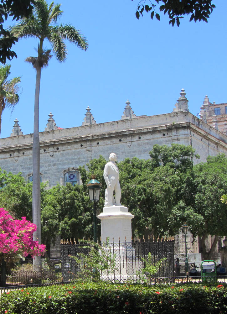 Statue of Manuel de Céspedes in Plaza de Armas.