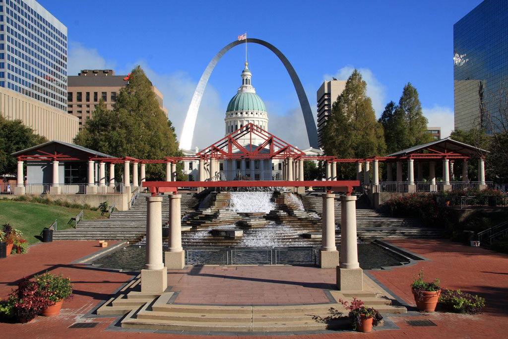 View of the courthouse with the arch rising up to frame it in the background.