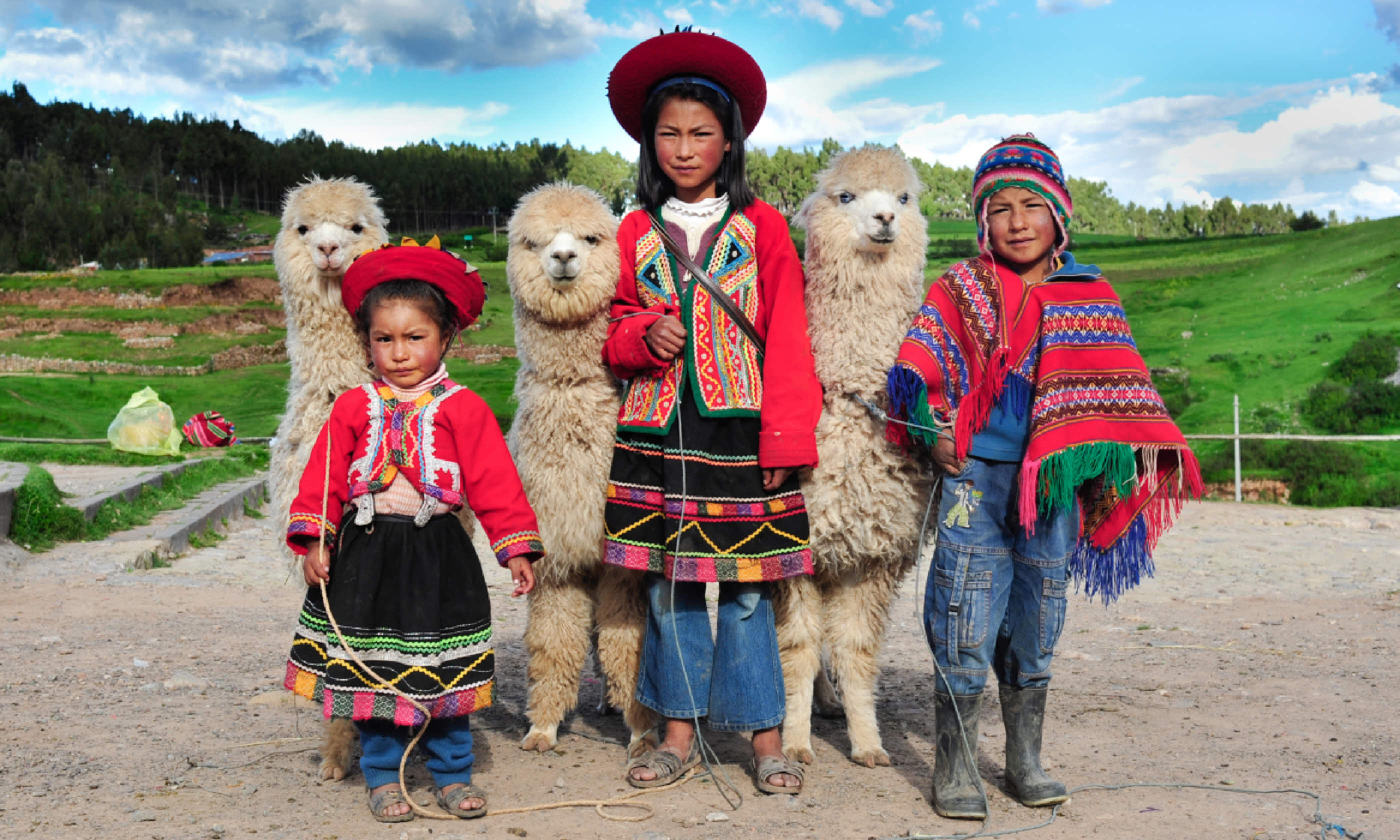 Peruvian children in Sacsayhuaman (Shutterstock)