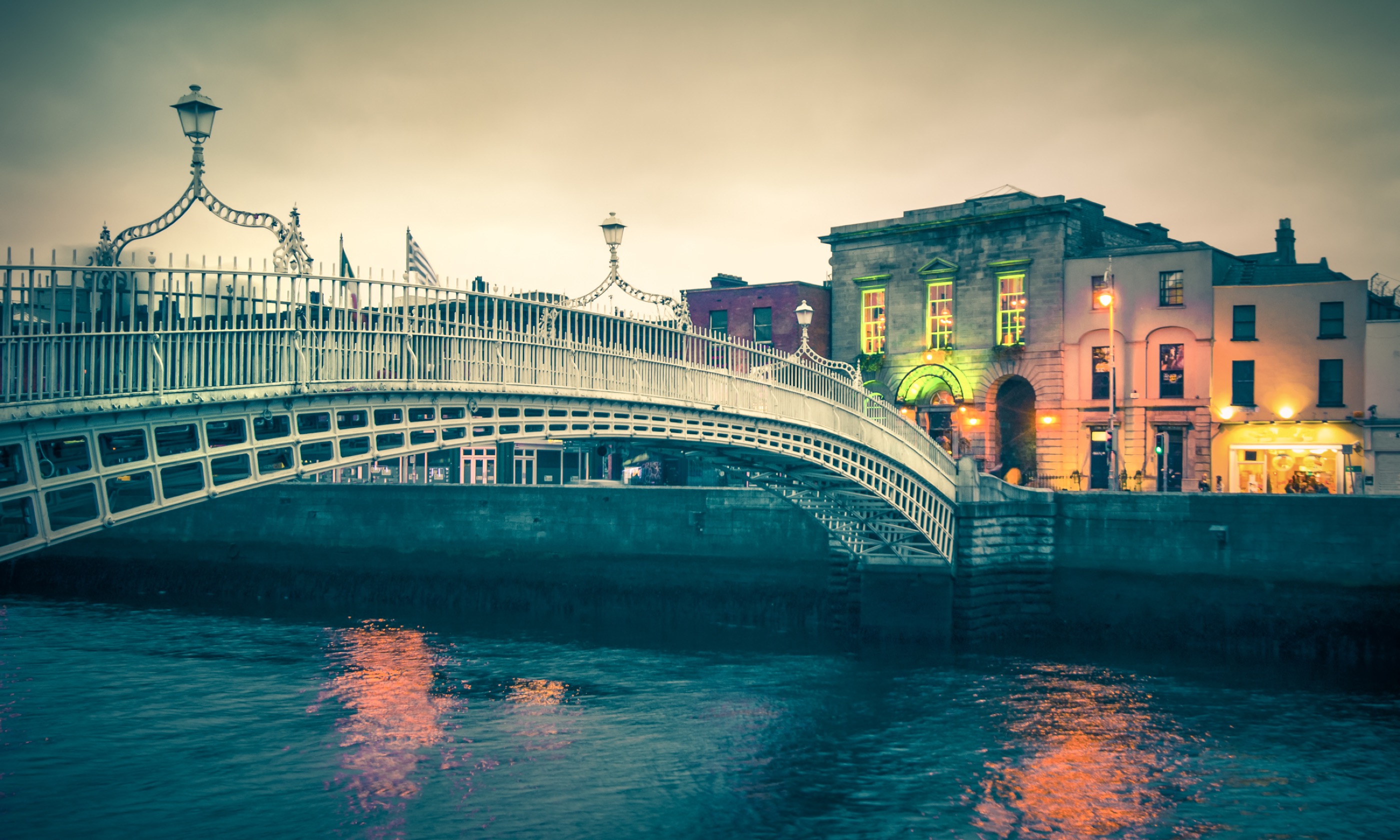 Ha’Penny Bridge Dublin (Shutterstock.com)