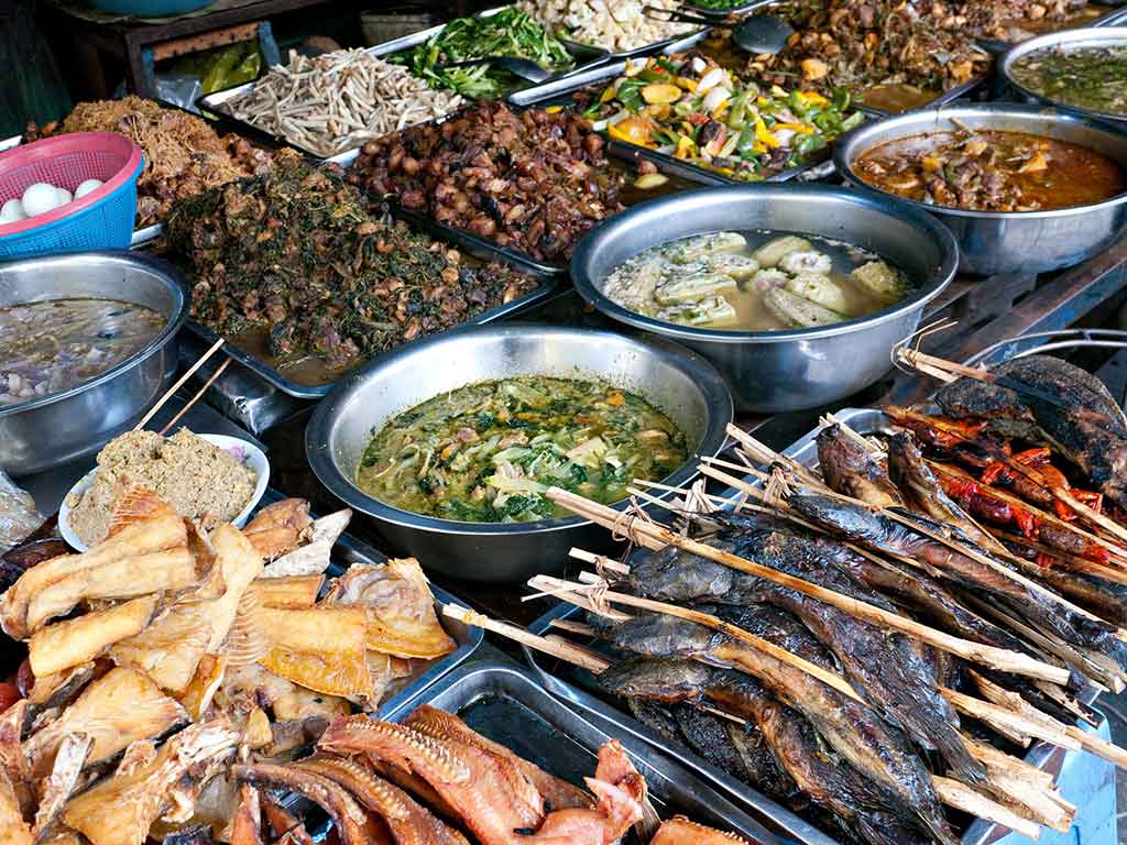 Fish and other Cambodian food at the Kandal Market in Phnom Penh. Photo © Thor Jorgen Udvang/123rf.