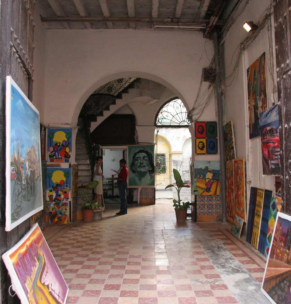 Off-street art gallery in Cuba. Photo © <a href="https://www.flickr.com/photos/exfordy/513848082/">Brian Snelson</a>, licensed Creative Commons usage.
