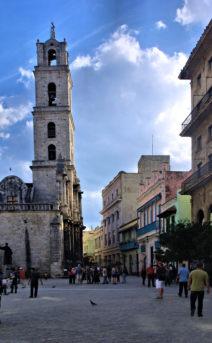 Facing the Iglesia y Convento de San Francisco de Asís, cobbled Calle Oficios is lined with 17th-century colonial buildings.