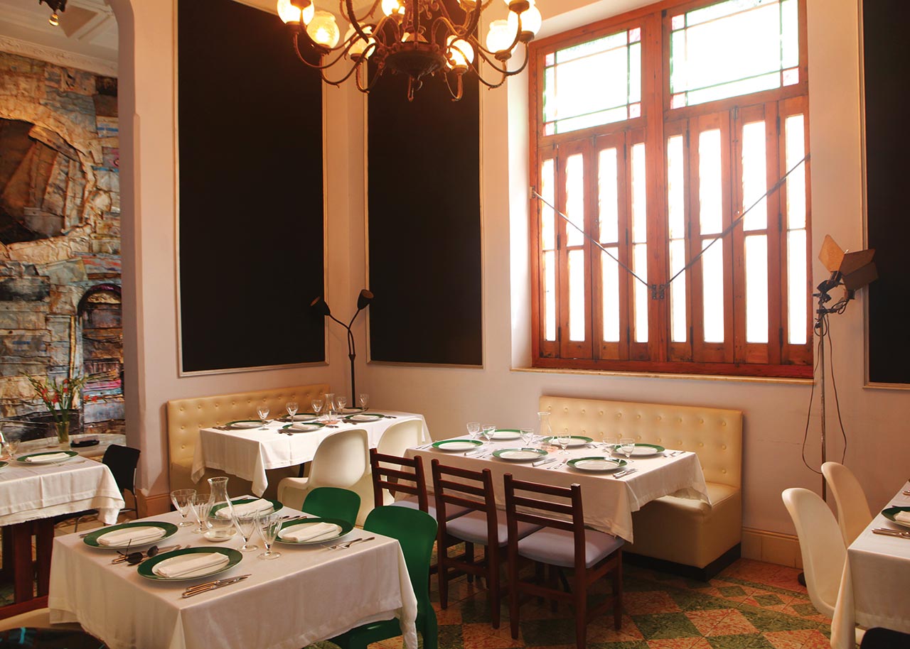 Leather banquettes line the walls at Le Chansonnier. Photo © Christopher P. Baker.