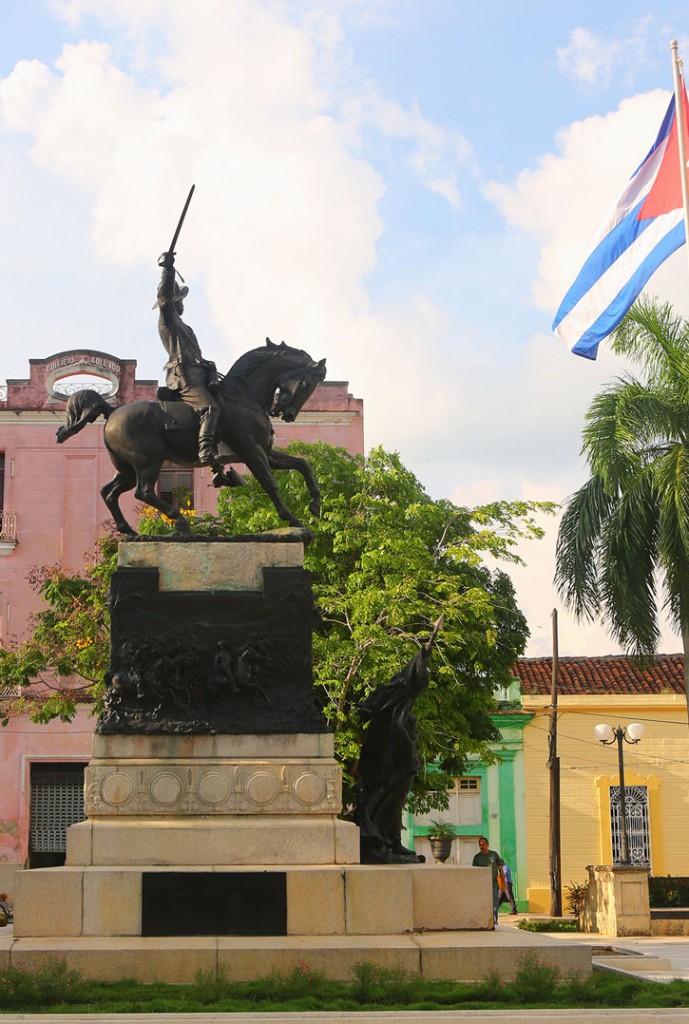 A bronze statue of Major General Ignacio Agramonte in Camaguey's Parque Agramonte.