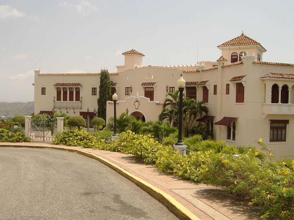 Street facade of the Castillo Serralles. Photo © Mtmelendez (Own work) [<a href="http://www.gnu.org/copyleft/fdl.html">GFDL</a> or <a href="http://creativecommons.org/licenses/by-sa/3.0/">CC-BY-SA-3.0</a>], <a href="https://commons.wikimedia.org/wiki/File%3ACastillo_Serralles.JPG">via Wikimedia Commons</a>.