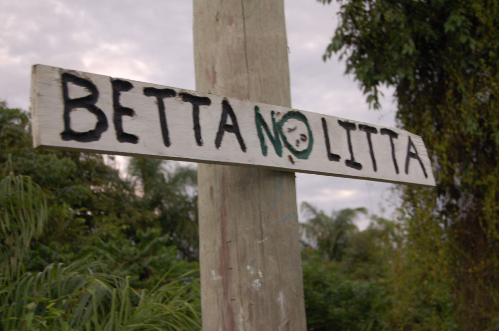 Hand-painted sign on a post reading Betta No Litta