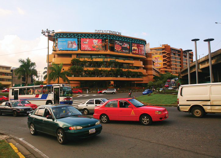 Traffic around Mall San Pedro in San José.