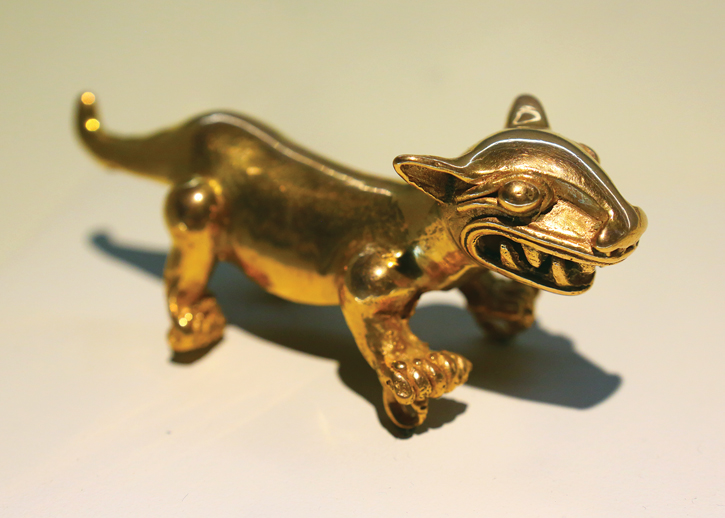 A golden figure of a jaguar in the Museo del Oro Precolombino.