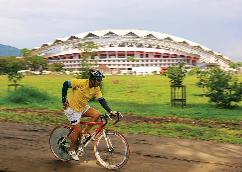 Cyclist in San Jose's Parque la Sabana. Photo © Christopher P. Baker.