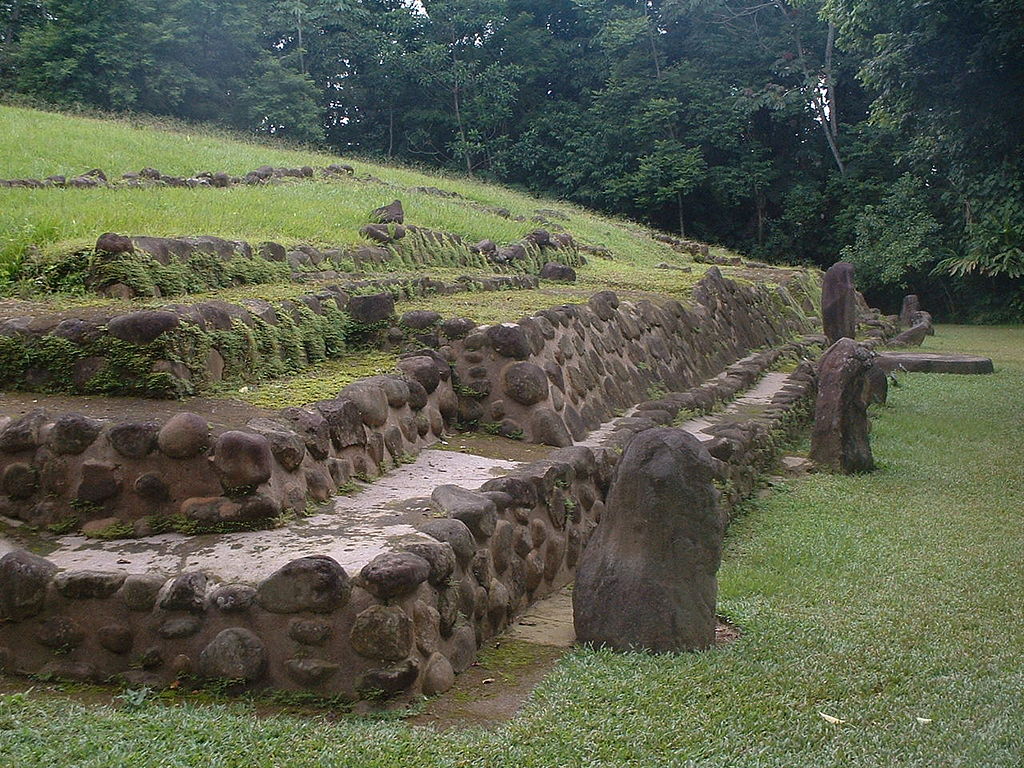 The ruins of Takalik Abaj. Photo © nmarritz [<a href="http://creativecommons.org/licenses/by/2.0">CC BY 2.0</a>], <a href="https://commons.wikimedia.org/wiki/File%3ATakalik_Abaj.jpg">via Wikimedia Commons</a>.