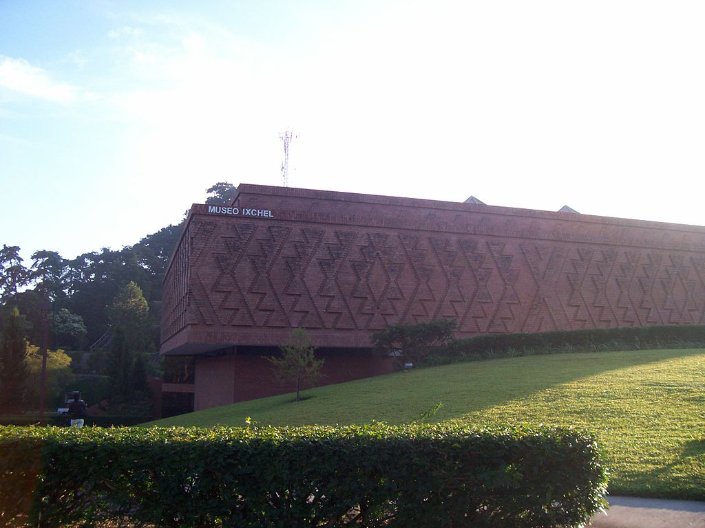 Museo Ixchel in Guatemala City. Photo © Clau.mrossal (Own work) [Public domain], <a href="https://commons.wikimedia.org/wiki/File%3AMuseo_Ixchel.JPG">via Wikimedia Commons</a>.