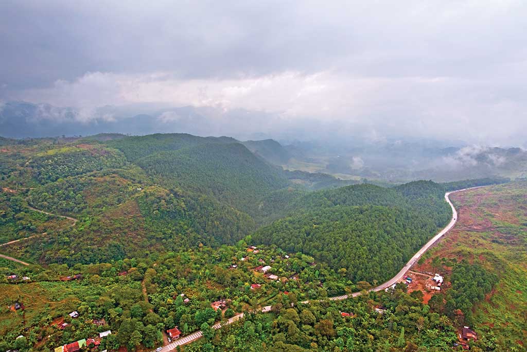 A scenic highway leads south from Petén into Alta Verapaz. Photo © Al Argueta.