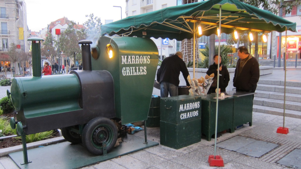 From Paris to Provence, chestnut vendors bring edible holiday cheer to the streets for a few weeks each year. Photo © Aurelia d'Andrea.