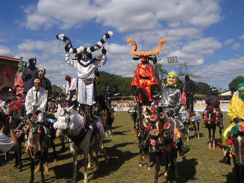 Mascarados in Pirenópolis. Photo © Mauro Cruz (Own work) [Public domain], via Wikimedia Commons.
