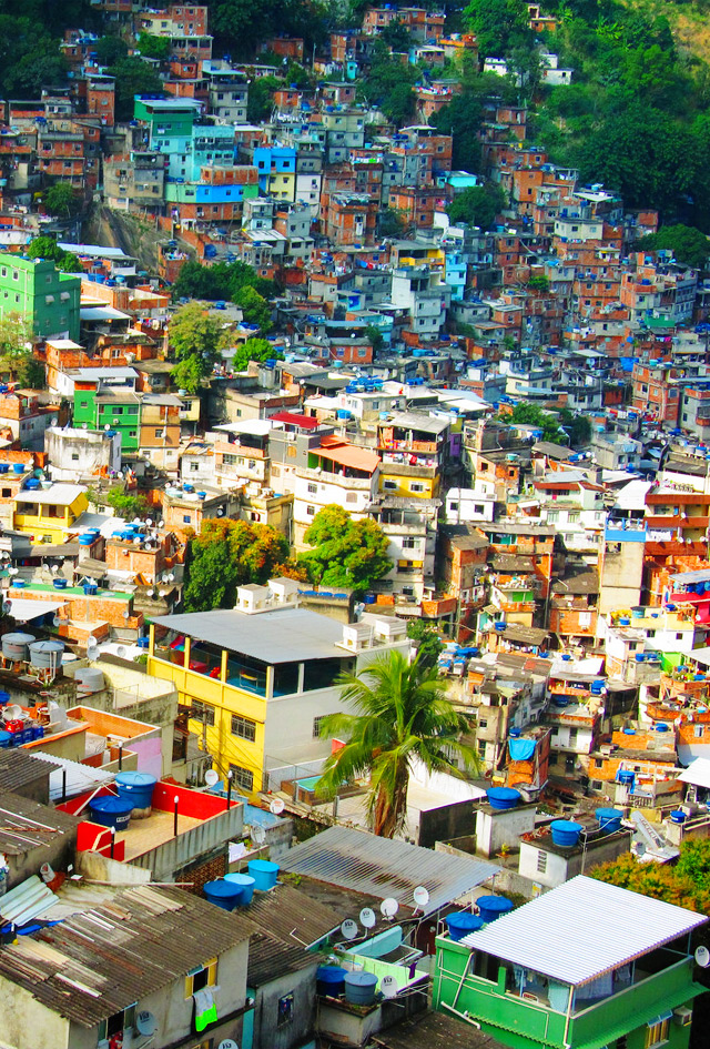 Based in the favela of Rocinha, the mission of is to “promote education, community service and international exchange in low-income neighborhoods in Brazil.”