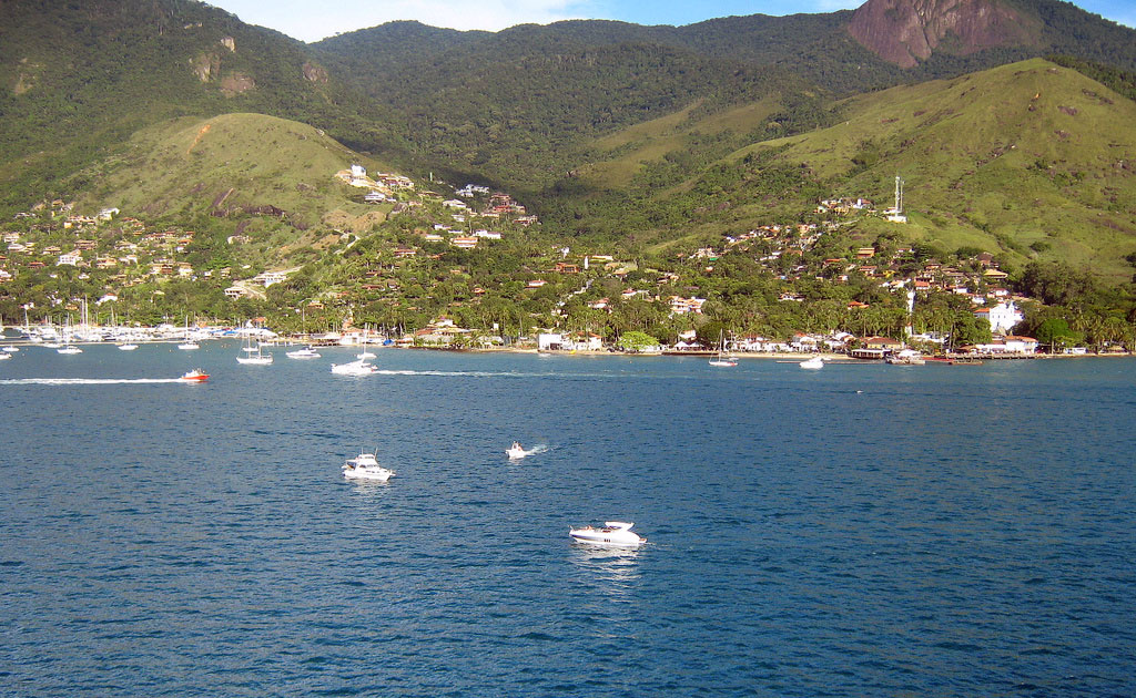 View of Ilhabela and its surrounding waters where boats are traveling.