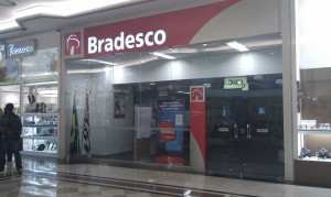 Glass front entrance to a Bradesco branch location in a mall setting.