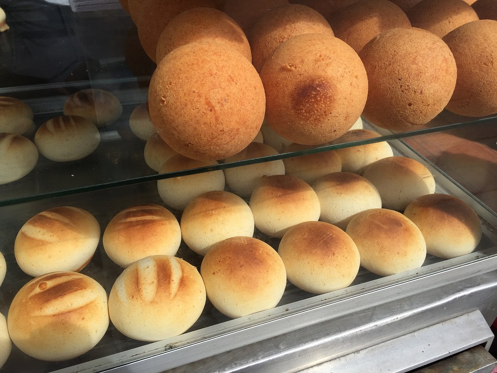 Pan de bono and buñuelo. Photo © <a href="https://www.flickr.com/photos/edgarzunigajr/20315979548">Edward Zuniga Jr.</a>, licensed Creative Commons.