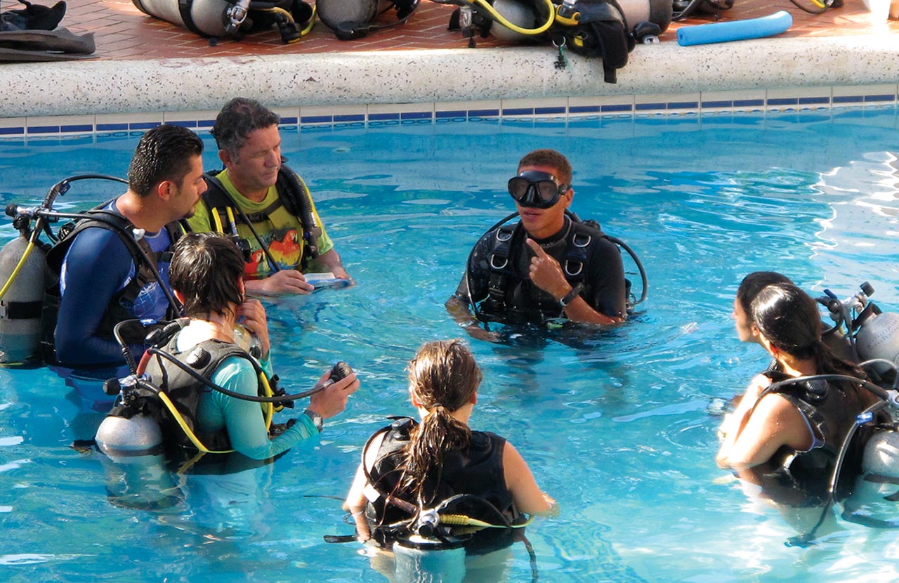 An instructor gives a diving lesson in San Andrés. Photo © Andrew Dier.