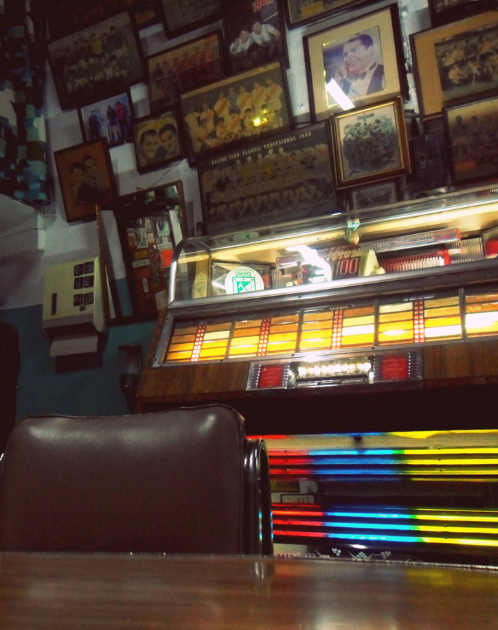 Bar Atlenal's jukebox.