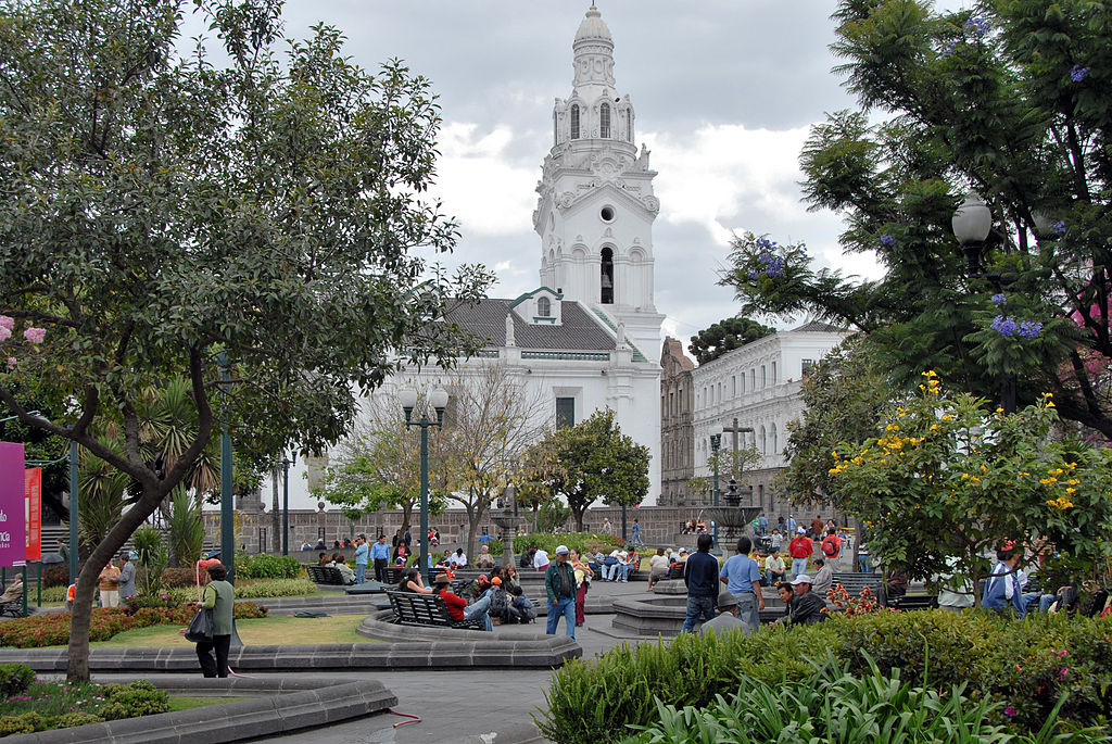Plaza de la Independencia. Photo © Cayambe (Own work) [<a href="http://creativecommons.org/licenses/by-sa/3.0">CC BY-SA 3.0</a> or <a href="http://www.gnu.org/copyleft/fdl.html">GFDL</a>], <a href="https://commons.wikimedia.org/wiki/File%3AQuito_pl_de_la_Independencia_2006_01.jpg">via Wikimedia Commons</a>.