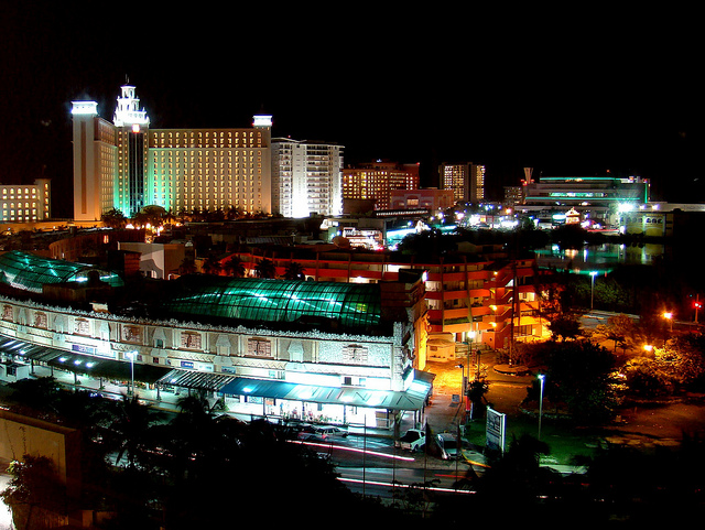 cancún at night