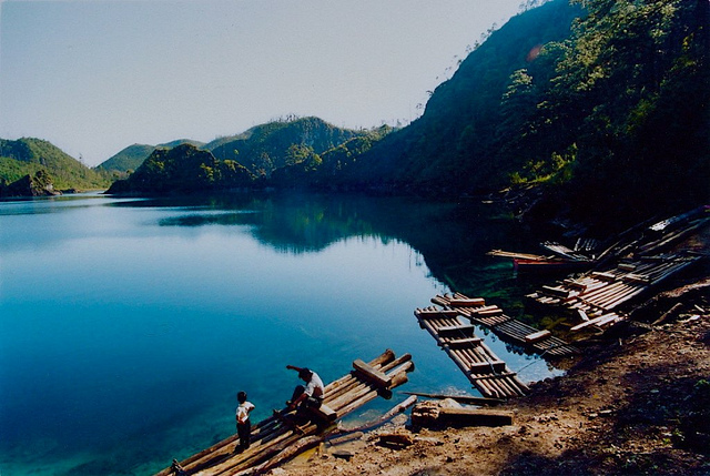 At the edge of the brilliant blue waters of Lago Pojoj.