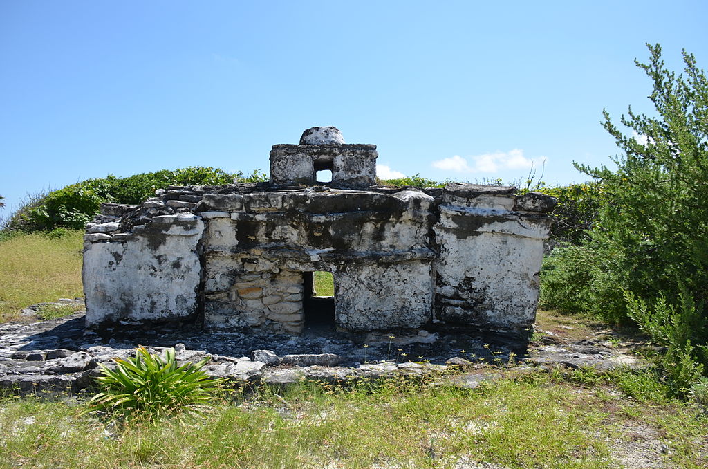 El Caracol on Isla Cozumel. Photo © Saúl Peláez S. (Own work) [<a href="http://creativecommons.org/licenses/by-sa/3.0">CC BY-SA 3.0</a>], <a href="https://commons.wikimedia.org/wiki/File%3AEl_Caracol%2C_Punta_Sur%2C_isla_de_Cozumel%2C_M%C3%A9xico.jpg">via Wikimedia Commons</a>.