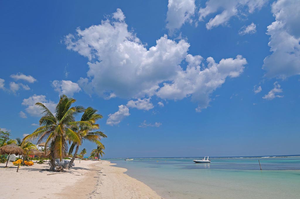 The beach in Mahahual. Photo © Vojtech Vlk/123rf.