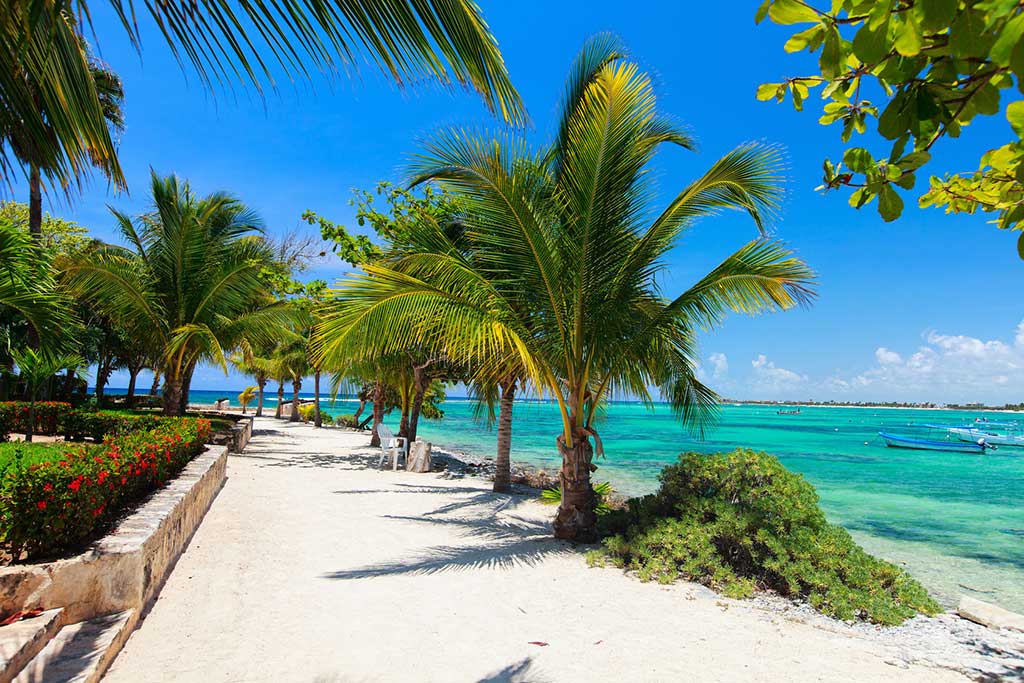 Beach in Akumal Bay. Photo © BlueOrange Studio/123rf.