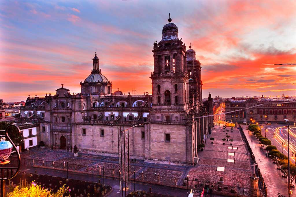 Mexico City at sunset. Photo © William Perry/123rf.