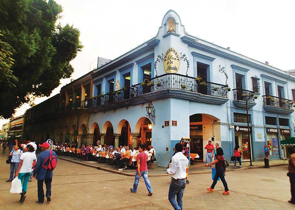 Sidewalk cafés around the zócalo in Oaxaca City. Photo © Justin Henderson.