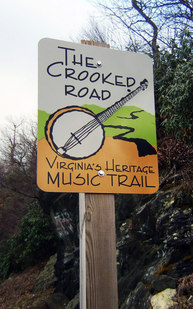 Signpost with an illustration of a banjo marking the Crooked Road or Virginia's Heritage Music Trail.