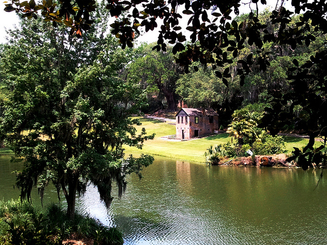 photo of the grounds of Middle Place in Charleston, SC.