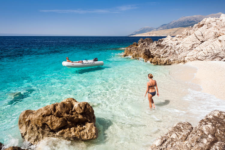 Beach cove south of Himara. Image by Keven Osborne / Fox Fotos / Getty Images