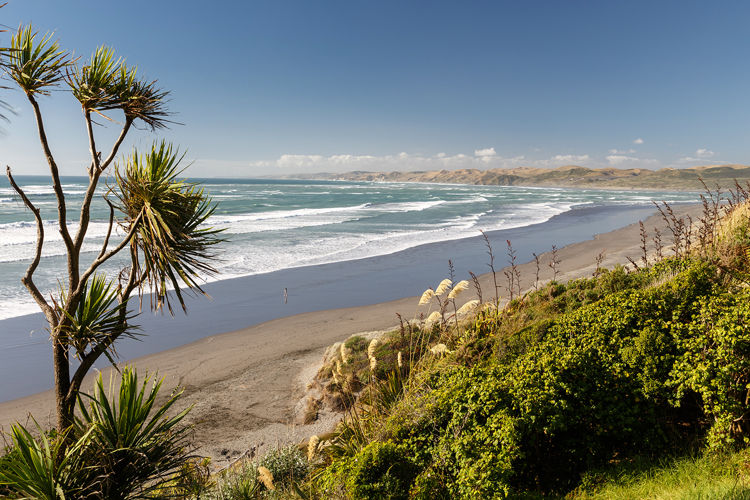 Looking for the perfect waves to learn surfing? Look no further than Ngarunui Beach in Raglan, New Zealand. Image by Florian Bugiel / CC BY-SA 2.0