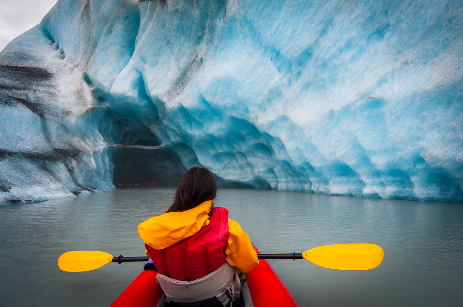 A kayaker examines a glacier near Seward, Alaska © Noppawat Tom Charoensinphon / Moment / Getty