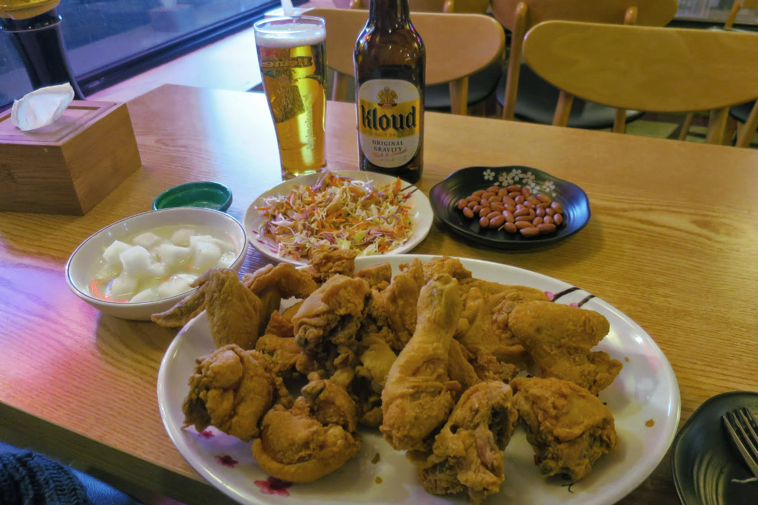 Chimaek: fried chicken and beer is the perfect Korean après ski. Image by Megan Eaves / Lonely Planet