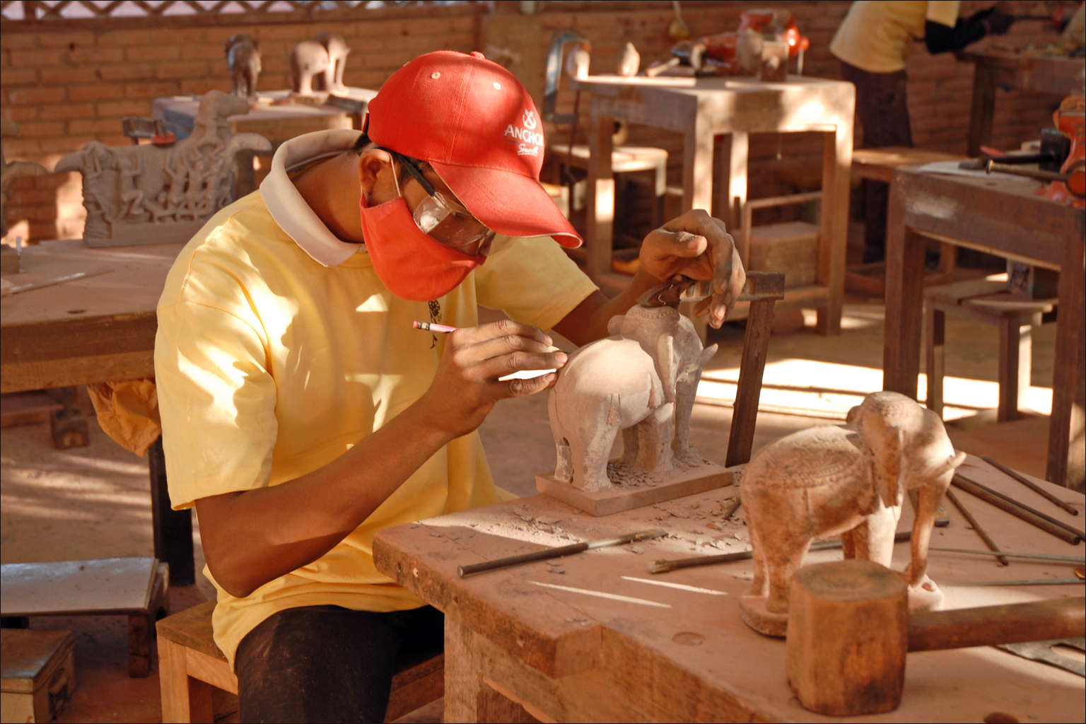 Artist at work, Artisans d'Angkor