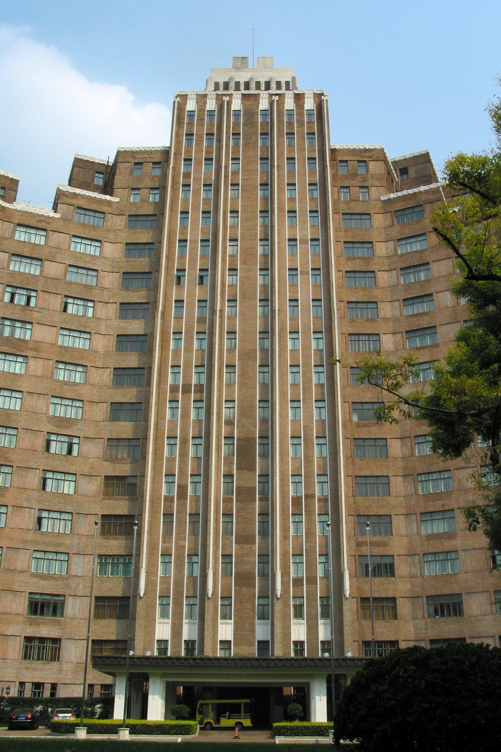 Jin Jiang Hotel occupies the former Grosvenor House complex © Nils & Araceli Jonsson / CC BY-SA 2.0