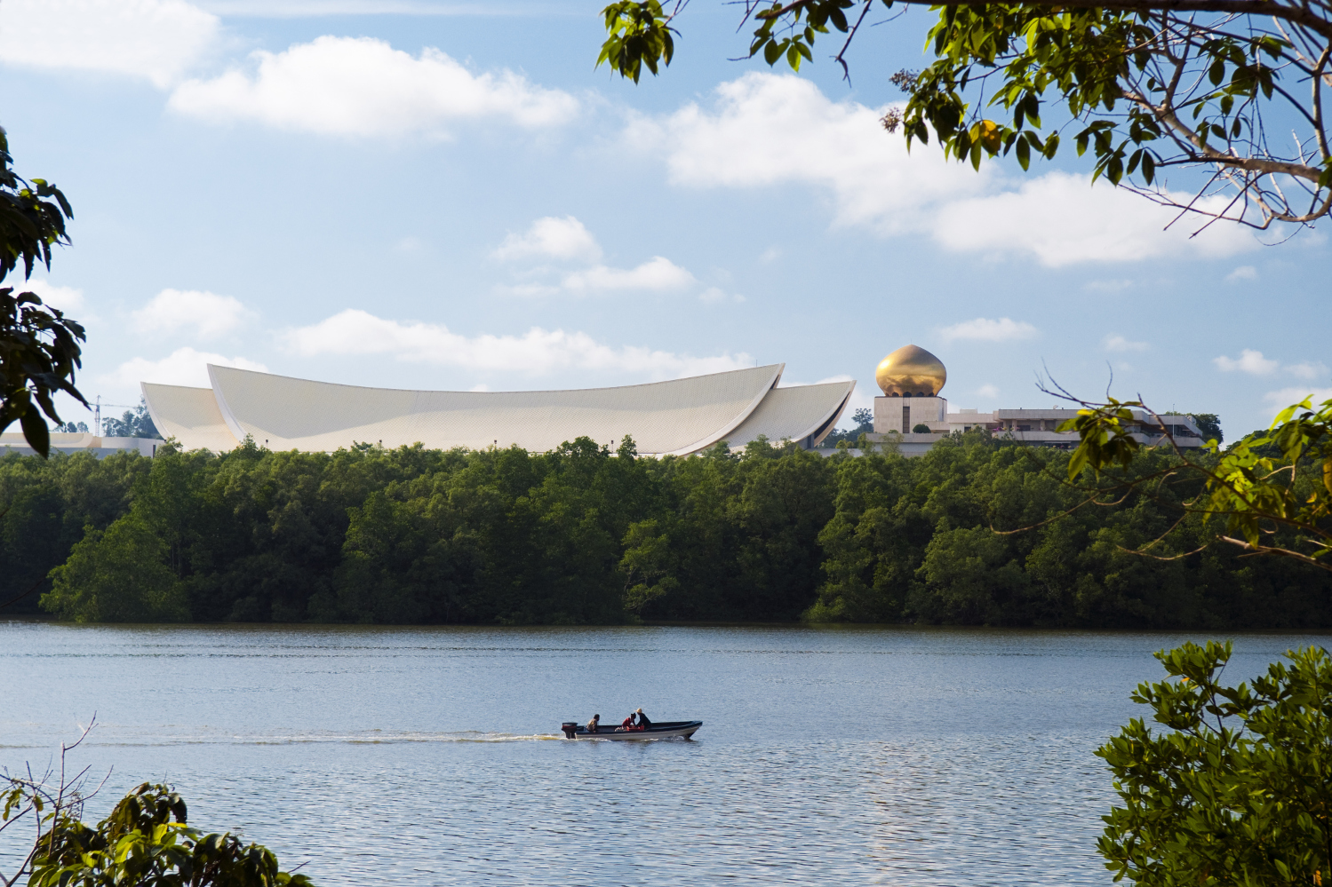 The Sultan of Brunei's palace as seen from the Sungai Brunei (Brunei River) © Anders Blomqvist / Getty Images