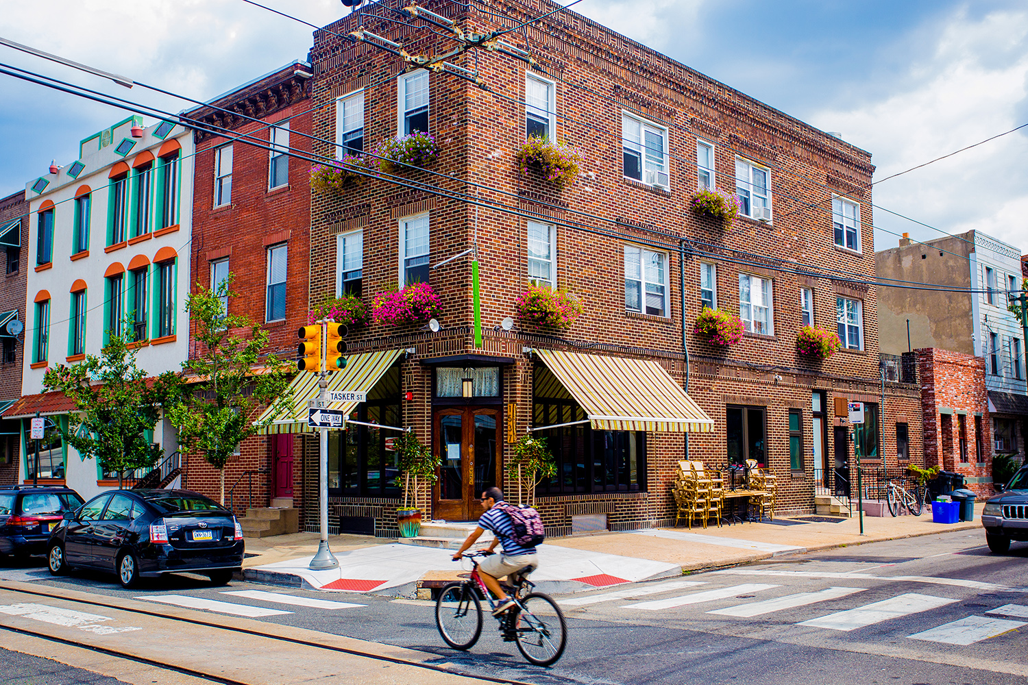 Old meets new in East Passyunk, a hub for great drinking and dining in Philadelphia. Image courtesy of J. Fusco / VISIT PHILADELPHIA