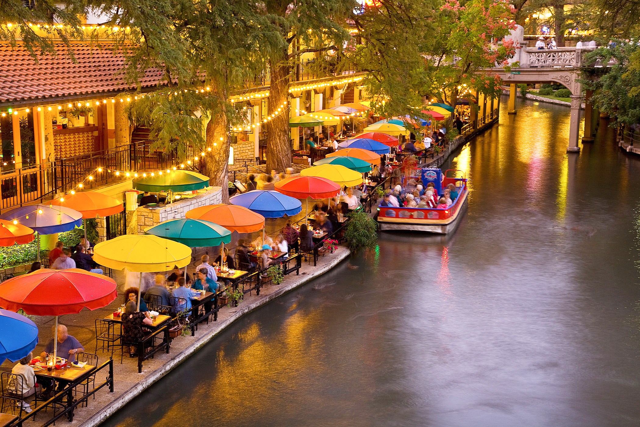 Diner's take a break along the San Antonio River Walk. © Stuard Dee / visitsanantonio.com