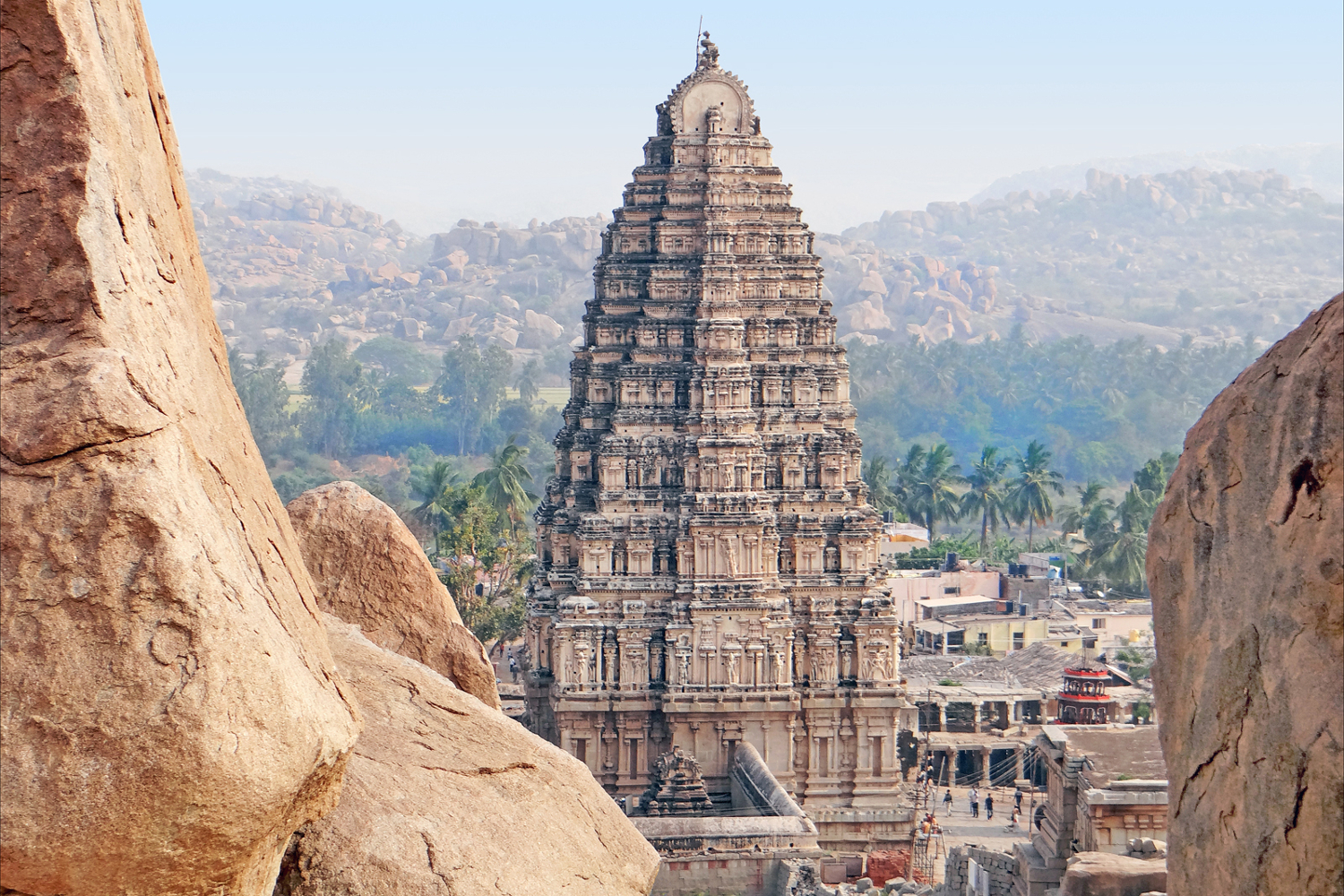 The towering gopuram of the Virupaksha Temple, Hampi. © Jean-Pierre Dalbéra / CC BY 2.0