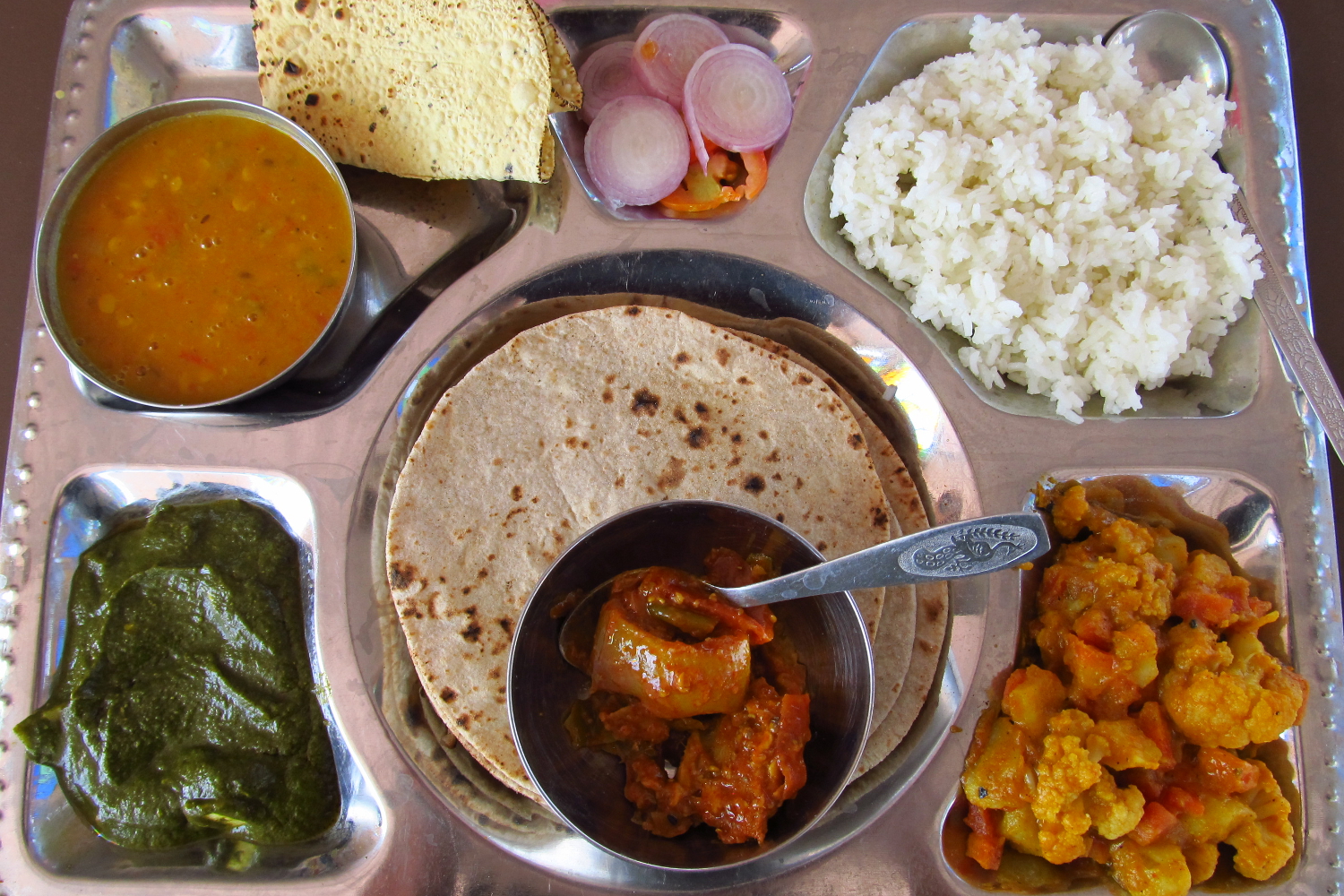 The classic Indian thali, Jaisalmer, Rajasthan. © Tomas Belcik / CC BY 2.0