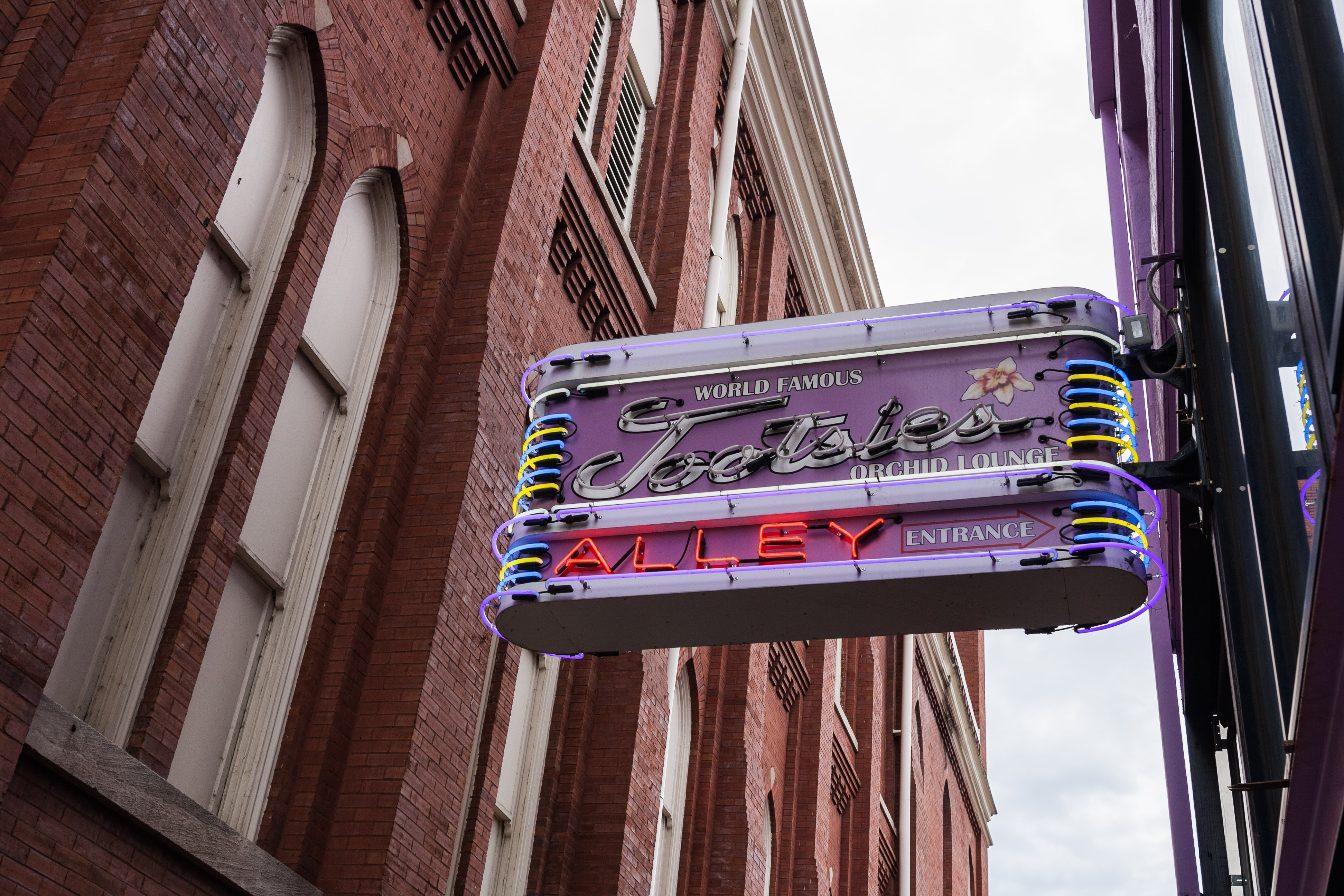 The alley entrance to Tootsie's Orchid Lounge. Image by Alexander Howard / Lonely Planet