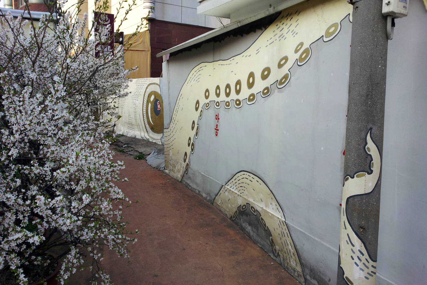 Blossoming octopus: tentacles roam the alleys of Haeung-dong. Image by Trent Holden / Lonely Planet
