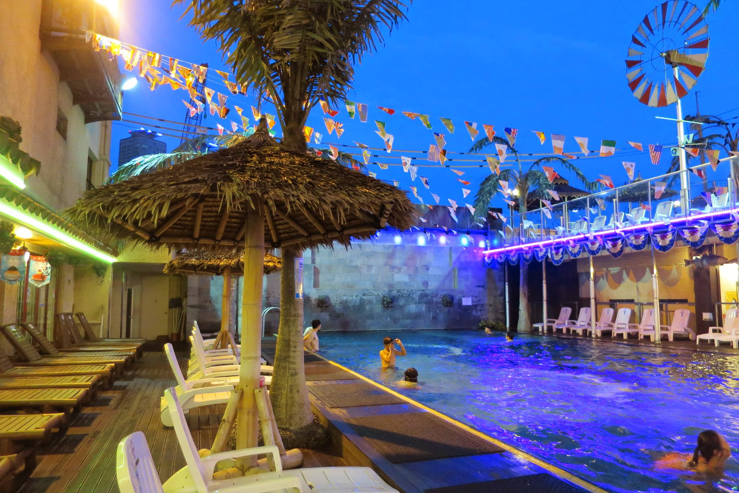 The outdoor pool at Dragon Hill Spa in Seoul. Image by Megan Eaves / Lonely Planet