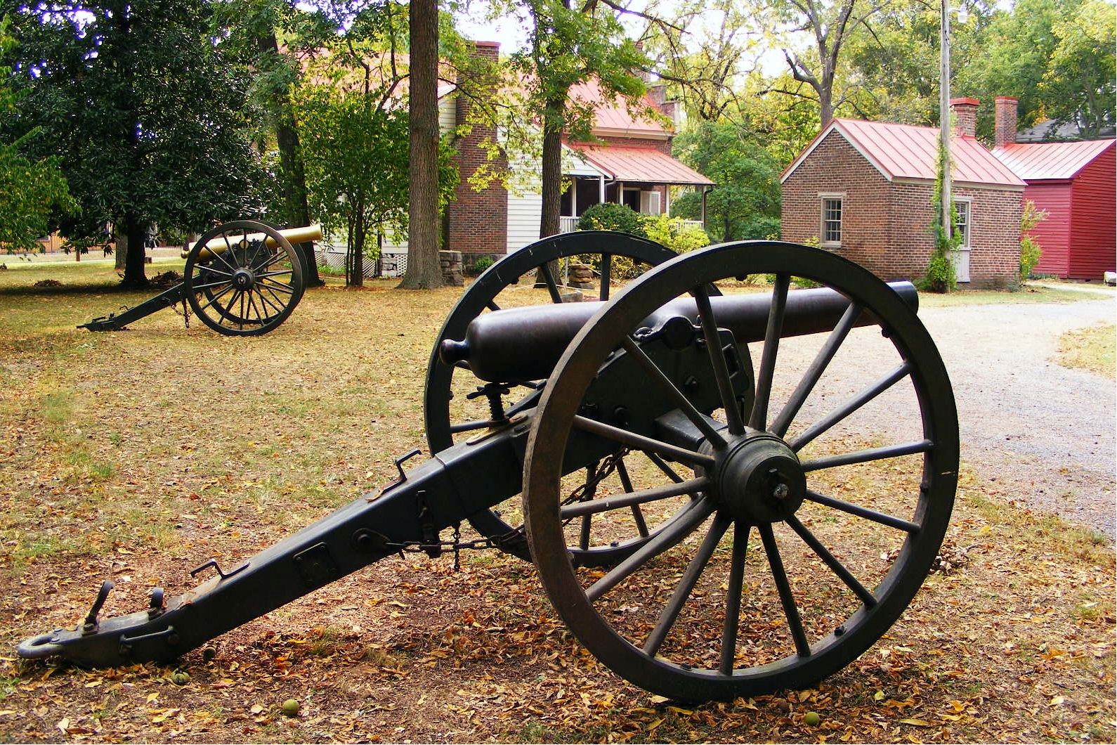 Cannons outside the Carter House in Franklin, Tennessee. Image by Michael Brown / CC BY 2.0